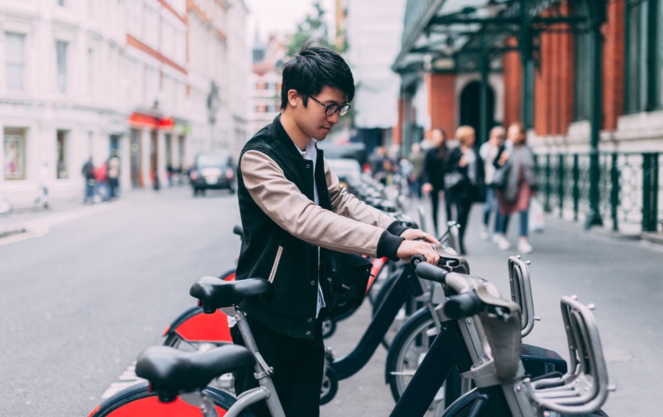 人停车智能自行车，作为智慧城市交通的一部分