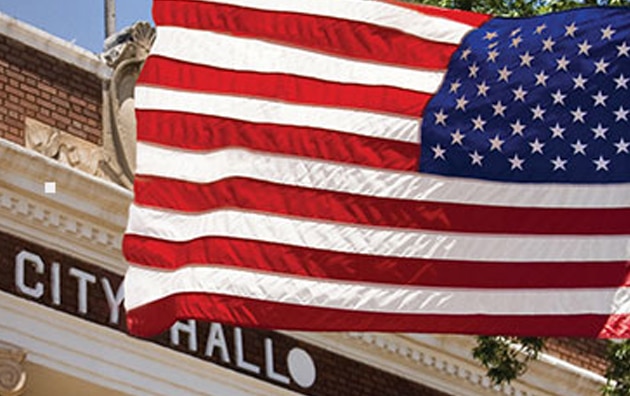 在市政厅前悬挂美国国旗