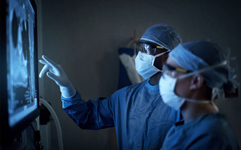 两个医生在用医疗物联网检查x光片