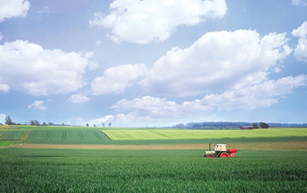 农场和拖拉机拖车风景视图
