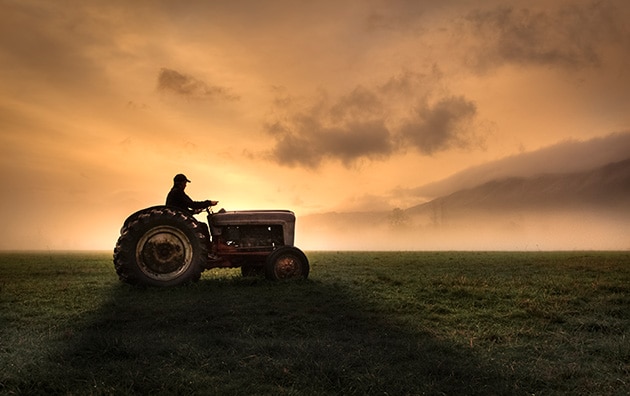 农民在农场驾驶拖拉机