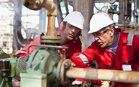 石油和gas worker training new employee