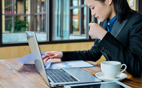 女人使用laptop at a coffee shop