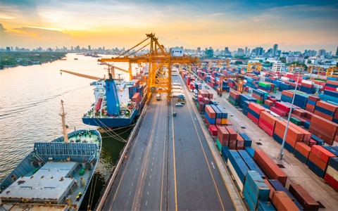港口的船舶装卸货物拖车的图像，货运经纪人可以帮助防止战略性货物盗窃的4种方法