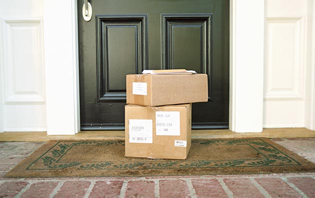 棕色的盒子堆在一个人的门前