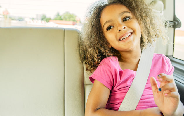 安全地坐在汽车后座上的年轻乘客