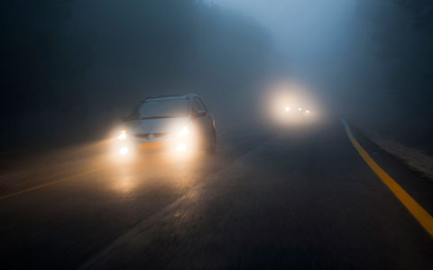 汽车在晚上驾驶雾