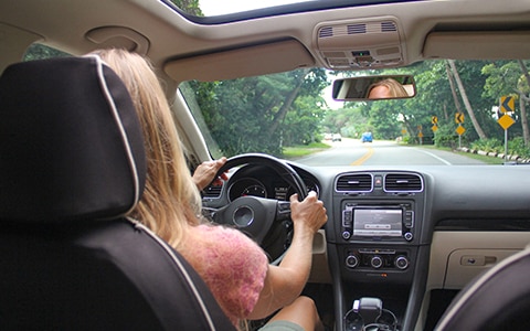 这张照片拍摄于一名女子驾驶一辆带有内饰的汽车的后座，《如何利用远程信息技术提高驾驶员安全》