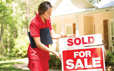 女房地产经纪人把出售的标志在家里出售的标志;你需要房地产经纪人的10个理由