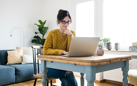 woman working from home, 10 tips to stay productive when working from home