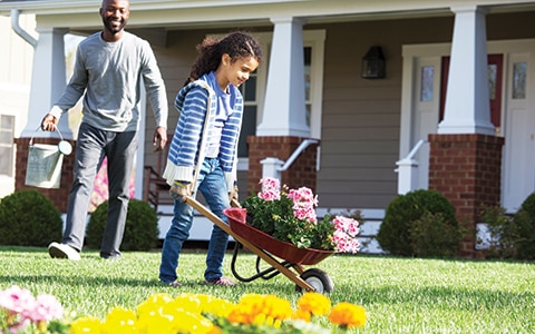 男人和女儿在外面园艺，在家工作时可以进行7次家庭活动