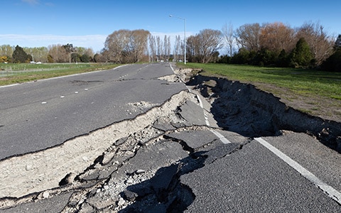 地震造成的道路损坏
