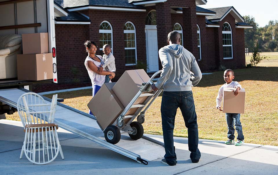 家庭包装搬家卡车与箱子